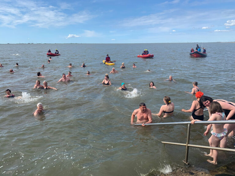 Dockkoog Husum: Über 50 Badefreudige schwammen in der kalten Nordsee