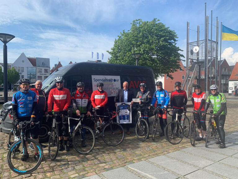 Stadt Husum unterstützt Spendenradtour für den Verein „Menschen für Kinder“