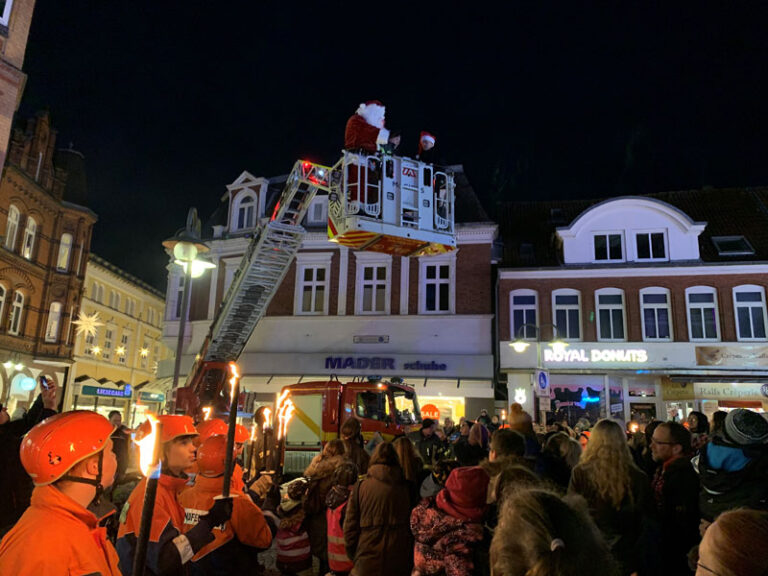 Der Nikolaus “flog” per Feuerwehr-Drehleiter auf den Husumer Marktplatz