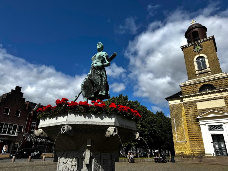 Tinebrunnen – Blühender Mittelpunkt des Husumer Marktplatzes