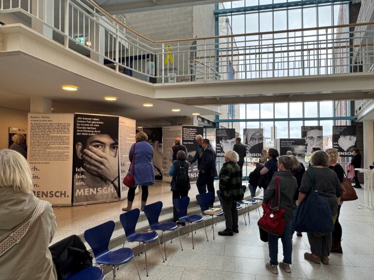Neue Ausstellung im Husumer Rathaus: „Ich.bin.ein.Mensch.“ – Junge Geflüchtete erzählen ihre Geschichten