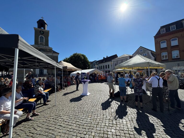 „Lange Tafel“ brachte zahlreiche Menschen auf dem Husumer Marktplatz zusammen