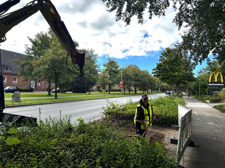 Der Geh- und Radweg in der Flensburger Chaussee ist auf einer Länge von rund 200 Metern umfassend saniert worden.