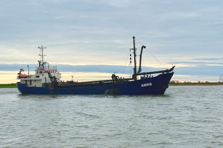 Zufahrt zum Husumer Hafen wird ausgebaggert – bessere Erreichbarkeit und Wirtschaftlichkeit in Sicht