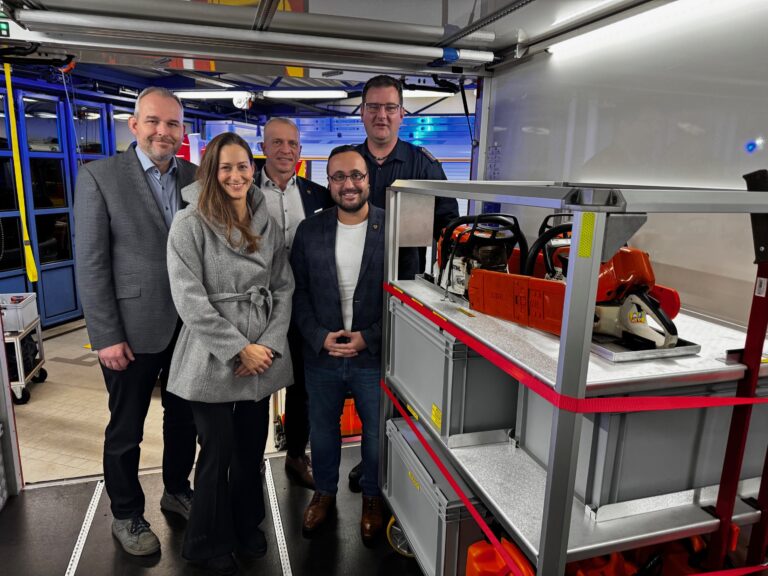 Husum: Übergabe des neuen Gerätewagen-Logistik an die Freiwillige Feuerwehr