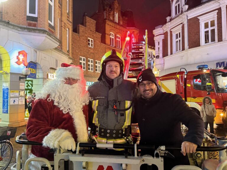 Nikolaus-Rettungsaktion begeistert auf dem Husumer Marktplatz