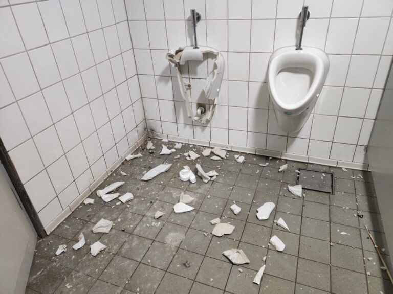 Vandalismus führt zu weiteren WC-Sperrungen im Husumer Stadtgebiet