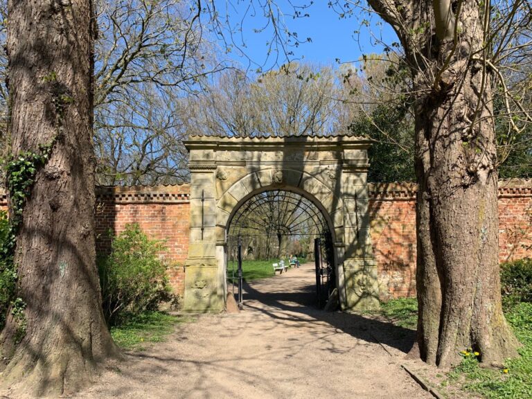 Sanierung des historischen Torbogens am Husumer Schlosspark beginnt Anfang Mai