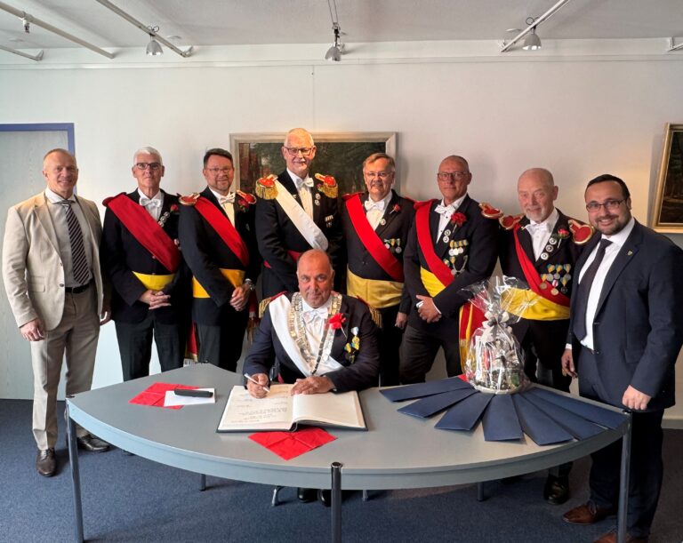 200 Jahre Husumer Ringreitergilde von 1826: Eintrag ins Goldene Buch der Stadt Husum