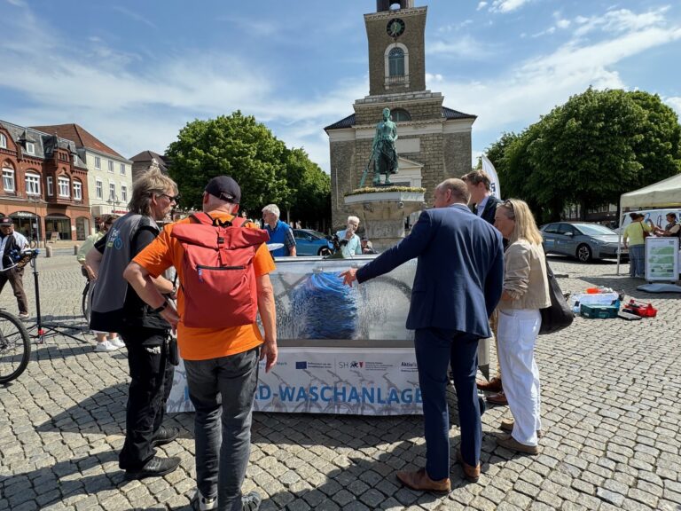 Erste mobile Fahrradwaschanlage der Region feierlich in Husum eingeweiht
