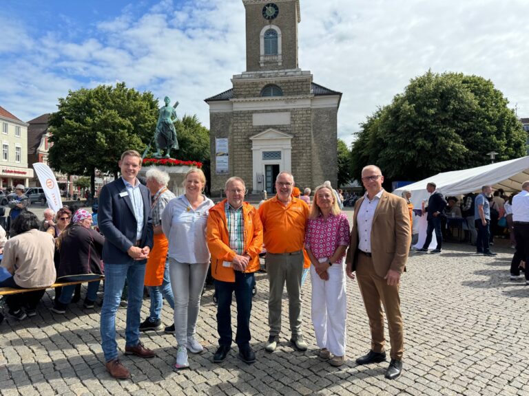 „Lange Tafel“ sorgte erneut für ein Zusammenkommen auf dem Husumer Marktplatz