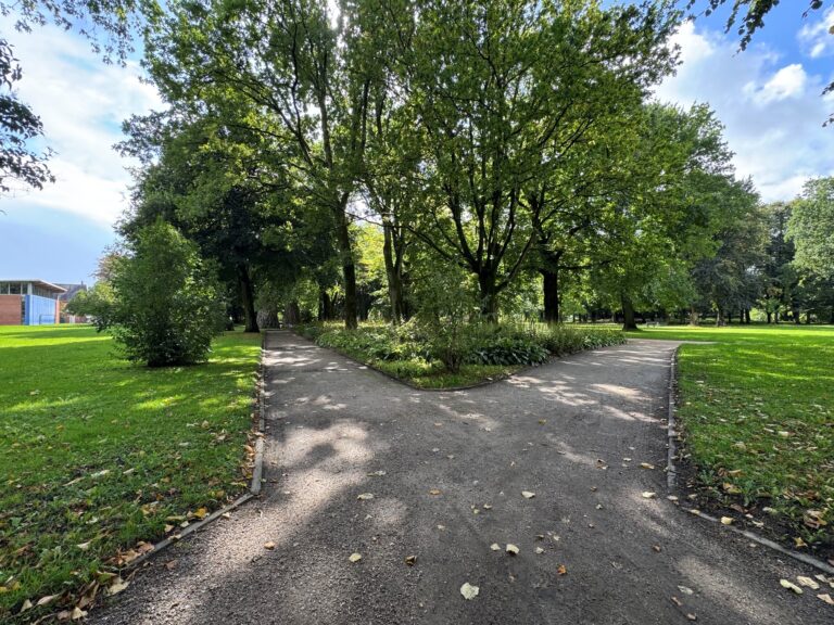 Wege im Husumer Schlosspark erhalten neue Deckschicht