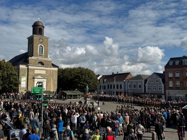 Rund 300 Rekrutinnen und Rekruten legten in Husum ihr Gelöbnis ab