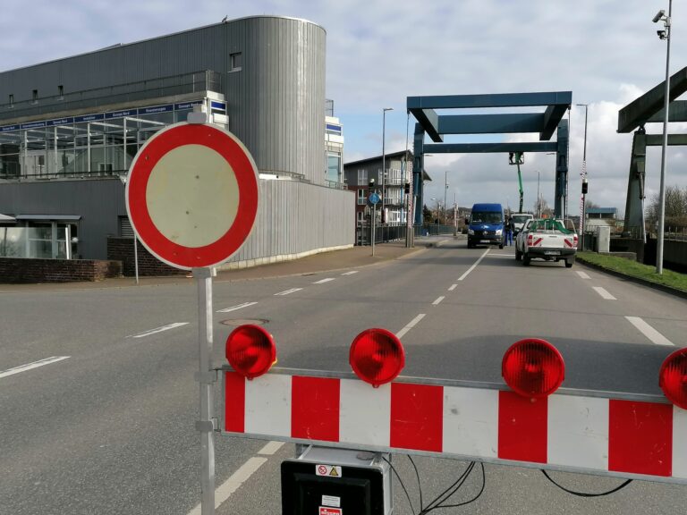 Der Lack ist ab, der Kran ist da: Husums Hafenbrücken gehen in die Sanierung